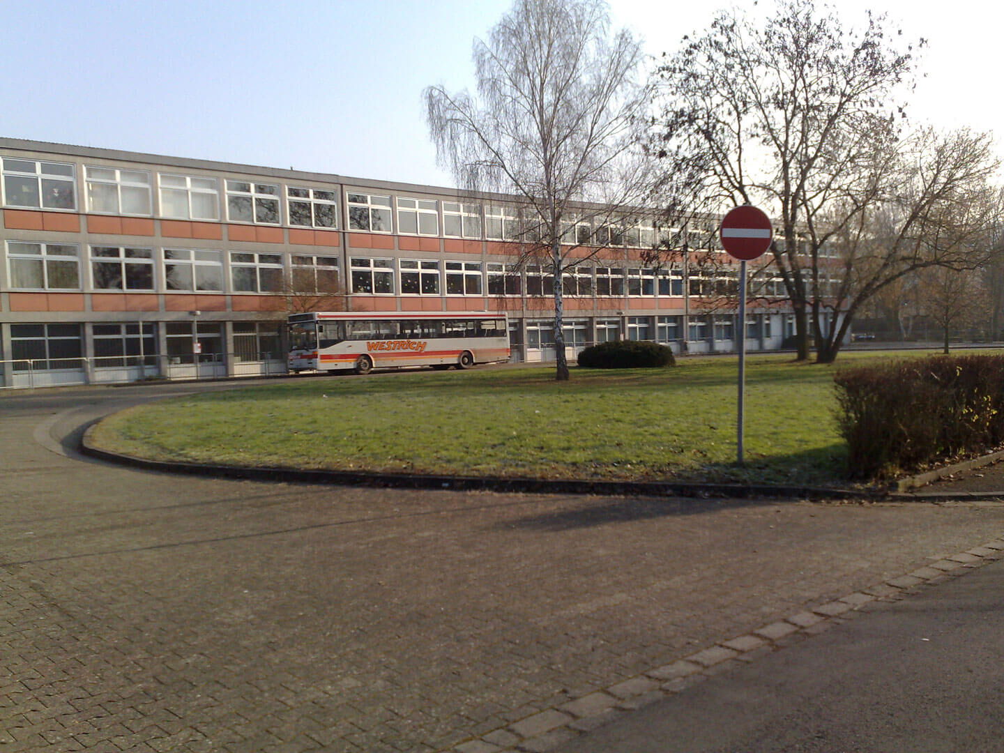 Schulgebäude mit Bushaltestelle
