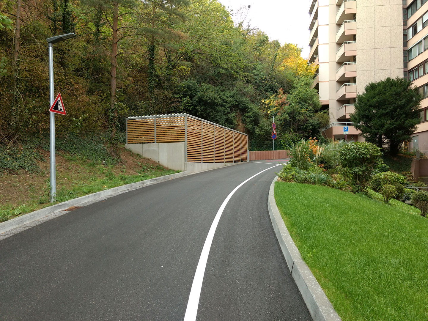 Tiefbau und Straße erneuert. Neuer Straßenbelag erstellt.