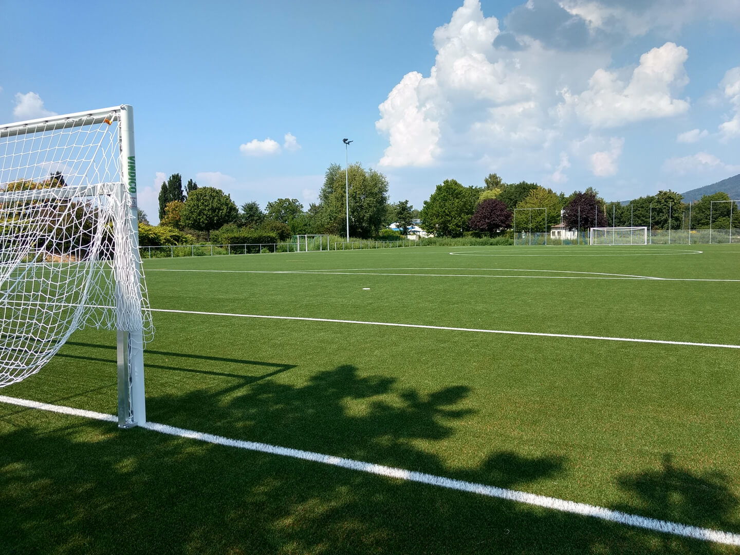 fertiggestellter Kunstrasen Sportplatz in Hessen