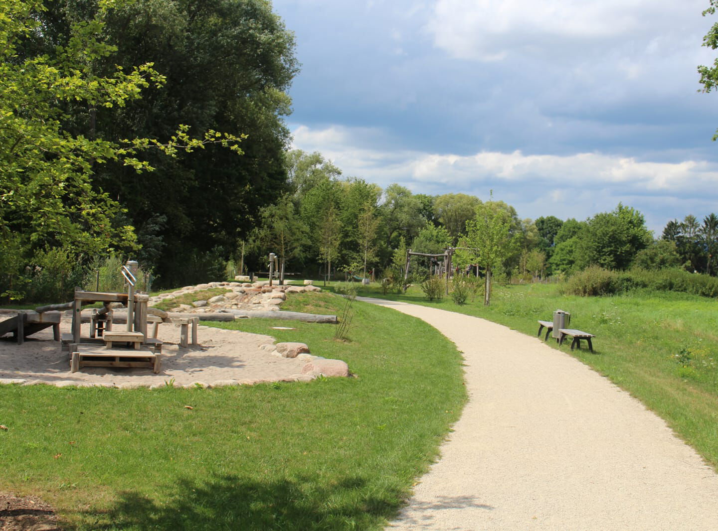 Parkanlage mit Wiese,Weg und Spielanlage