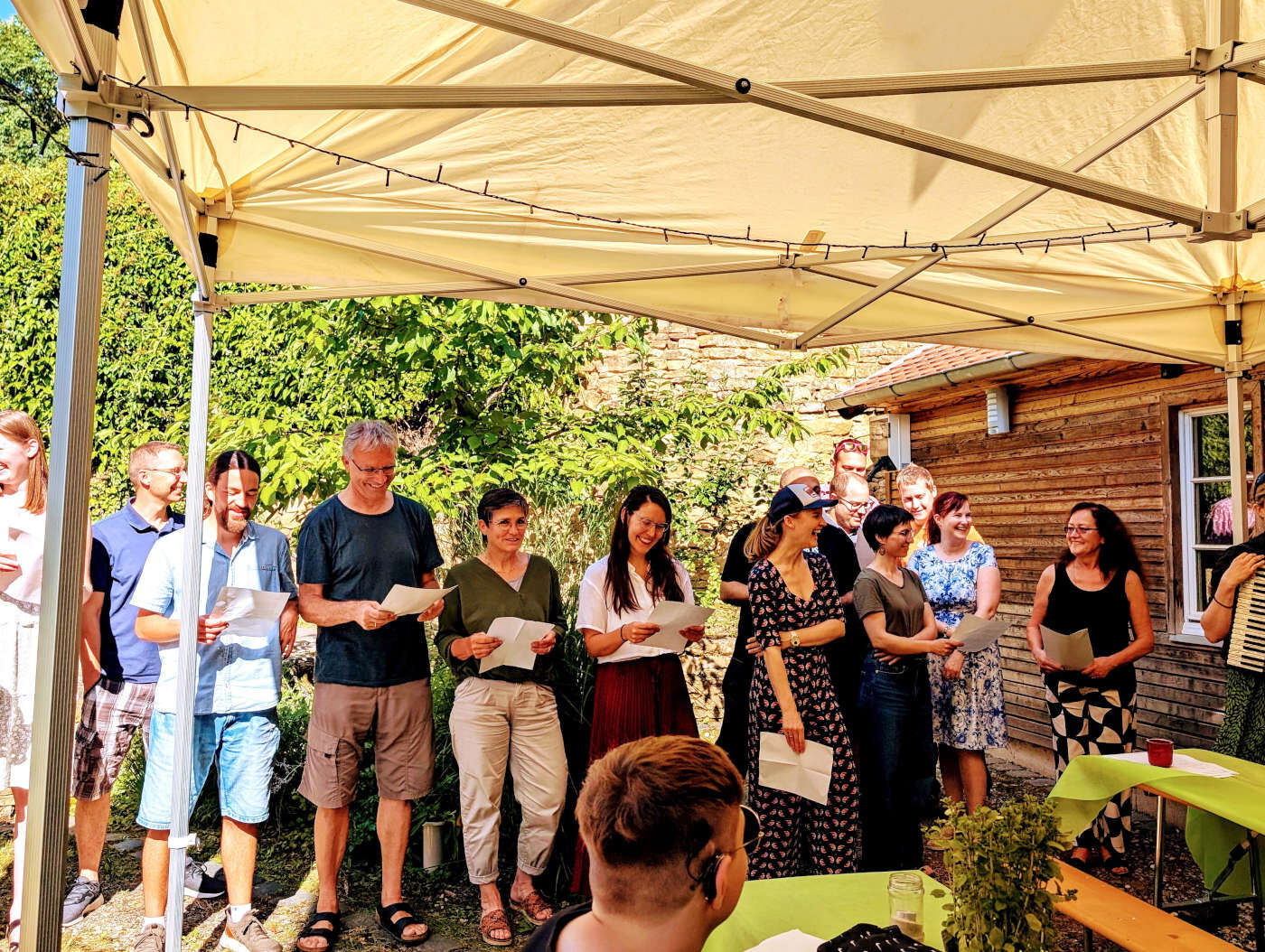 Gruppe von Personen bein Singen