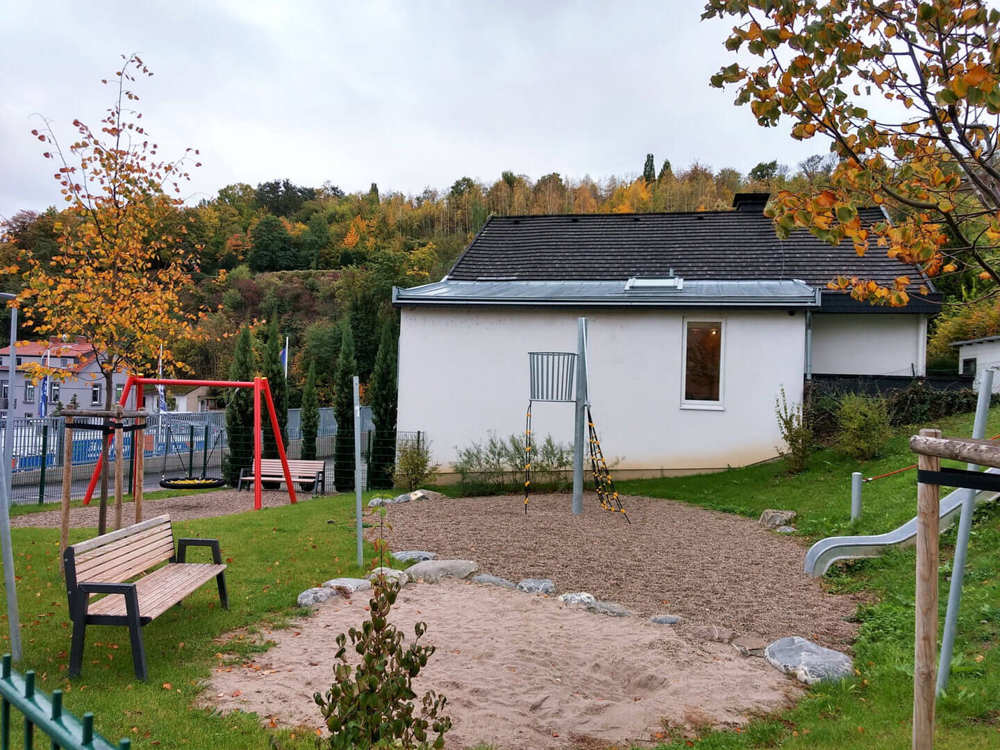 Spielplatz mit Sandkasten, Rutsche und Schaukel neu gestaltet