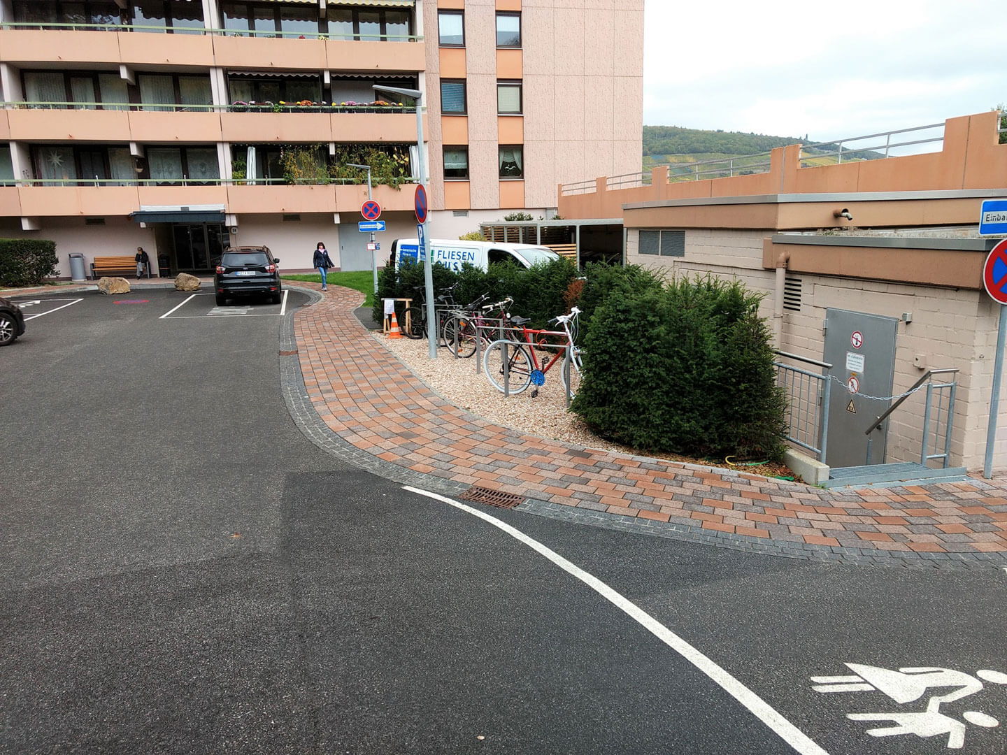 Tiefbau und Straße instandgesetzt und Fahrradstellplatz erstellt.