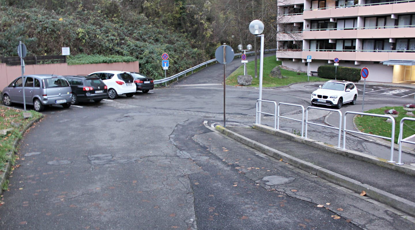 Tiefbau und Straße muss erneuert werden, weil die Asphaltbeläge marode sind.