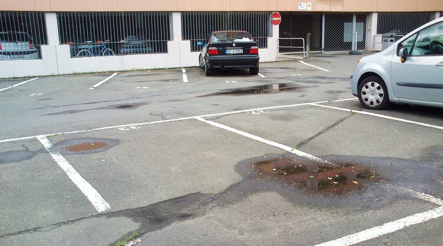 Oberflächenentwässerung ohne Funktion. Straßen und Parkplätze voll mit Schlaglöchern.