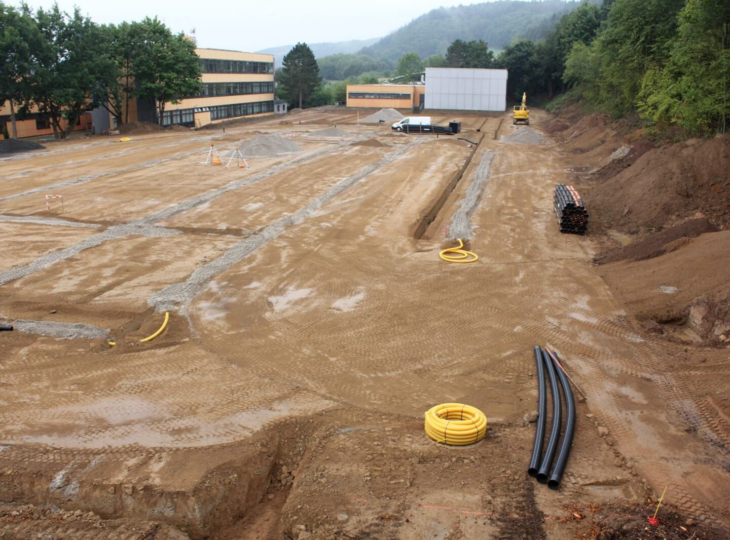 Baustelle vor einer Schule