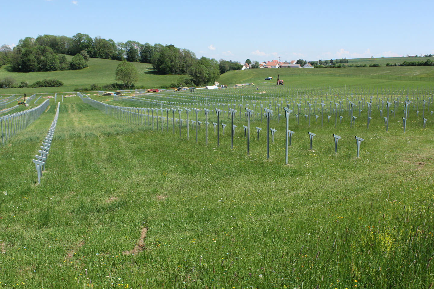 Eine Grüne Wiese, Photovoltaikanlage wird errichtet.