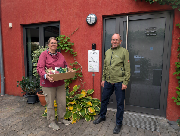 Katinka Peerenboom mit Lothar Dongus und ihrem Geschenkkorb zum 25 Jährigem Jubiläum